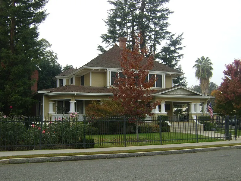 Craftsman home with a green front yard in Visalia, Tulare County
